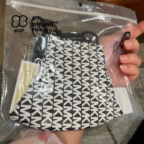 Michael Kors mask - Picture 5 of 5